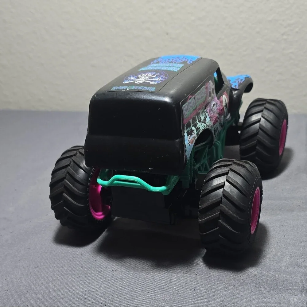 Grave Digger Nitro Neon Themed Monster Truck 1:24 No Remote 66803RX2